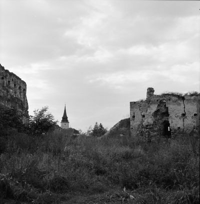 Den stämningsmättade borgruinen i Marienburg med basilikan i fonden, fotograferad 2010.